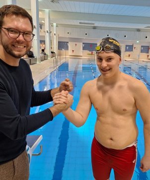 Special2025 Bürgermeister Dr. Maximilian Bieri besuchte Schwimmer Maximilian Ott beim Training im Lindenbaubad.